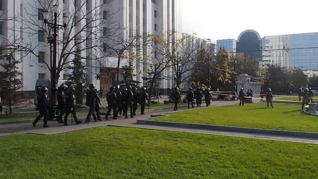 ОМОН вытесняет митингующих с площади. 10.10.2020 Хабаровск смотреть онлайн