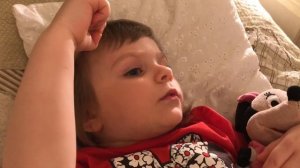 ИГРАЕМ В ДОКТОРА С УКОЛАМИ  Детский канал Ваша Алиса Видео для детей