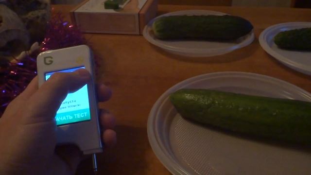 проверяем огурец на наличие солей и нитратов.
