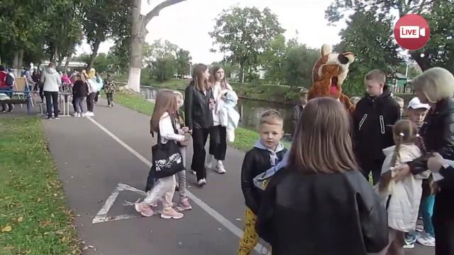 Дети пришли в горпарк, чтобы выбрать себе кружок по интересам смотреть онлайн