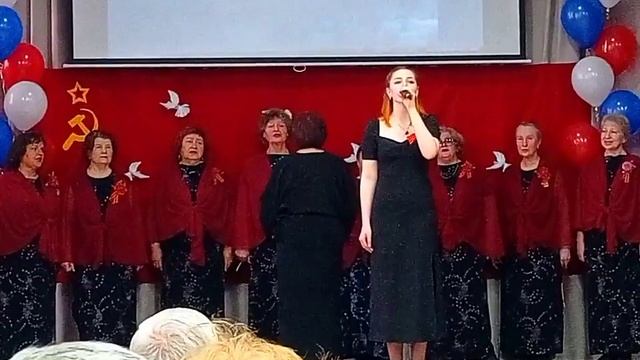 Эх, Дороги... Вариация песни. Интересно, что девушке подпевают: и в зале, и на сцене! смотреть онлайн