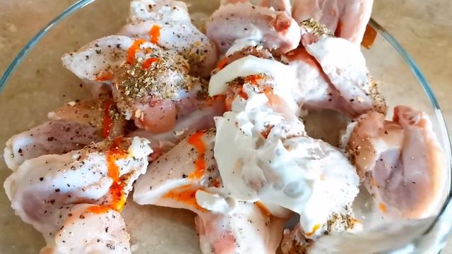 Вкуснейшие куриные крылышки в духовке смотреть онлайн