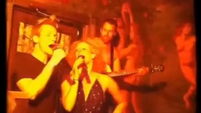 Amber Martin and John Cameron Mitchell at Wild Abandon Port смотреть онлайн