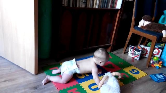 Раскачивается на четвереньках