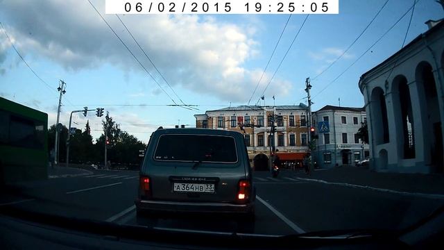 Мотоцикл поворачивает на красный смотреть онлайн