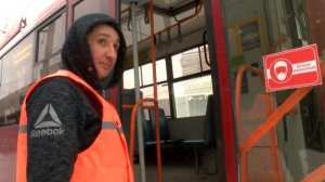 Жители Казани из трамваев прыгают в сугроб