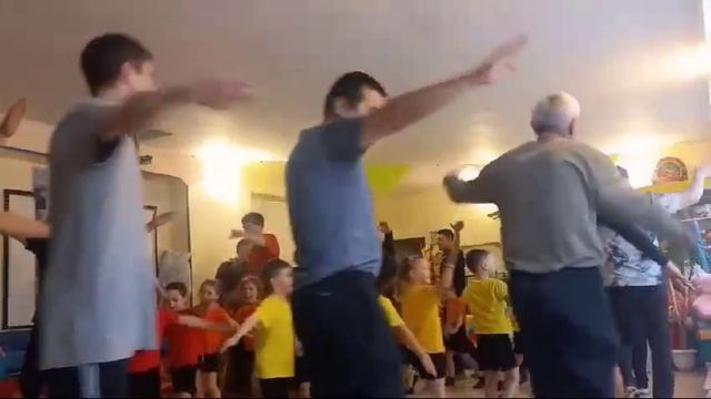 "Сильные, ловкие, смелые!" (соревнование дедов, отцов, братьев в честь 23 февраля) смотреть онлайн