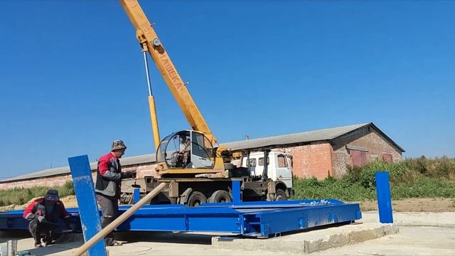 Сборка электронных автомобильных весов на фундаменте в Саратовской области. ВАЛ 80 тонн 20 метров смотреть онлайн