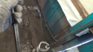 Внутренний запор распашных гаражных ворот.