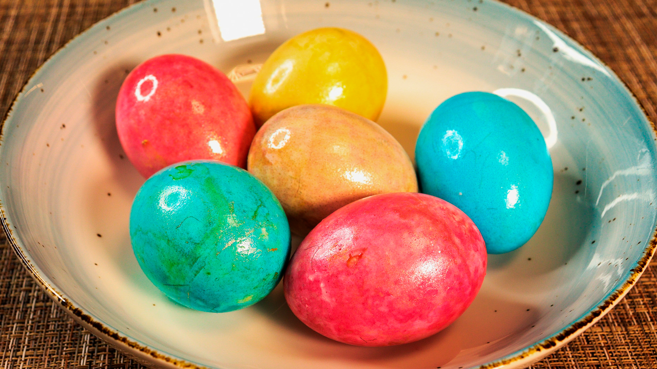 Случайно узнала БЫСТРЫЙ И ОРИГИНАЛЬНЫЙ способ покраски пасхальных яиц и сразу его испробовала. смотреть онлайн