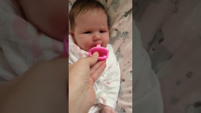 пробуем новую пустышку. #новорожденный #пустышки
