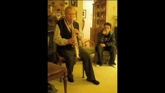 Pa playing the alto saxophone смотреть онлайн