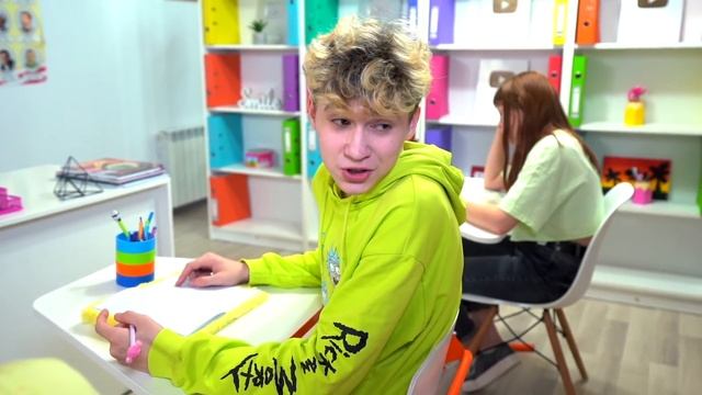 FUNNY PRANKS & TRICKS ON FRIENDS || Couple Simple Pranks for Girls смотреть онлайн