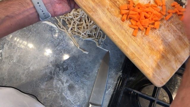 Ни в чем себе не отказываю на 100 рублей в день. Каша, куриный суп с яичной лапшой, батон. День 2.