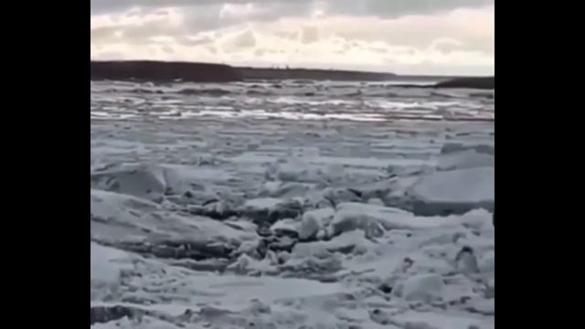 В Якутске мужчина решил посмотреть на ледоход, но толстая глыба льда придавила его машину. смотреть онлайн