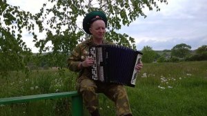 Очень трогательная песня. Я зеленую фуражку берегу под баян!