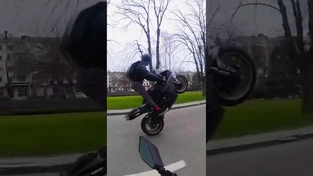 He can do it #motorcycle #sportbike #biker #мотоцикл #спортбайк #insta360 #zx6r #мотоблог #yamahar1 смотреть онлайн