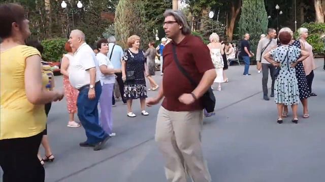 ПОТАНЦУЙ СО МНОЙ,ПАРК ГОРЬКОГО,СЧАСТЛИВЫЕ МИНУТЫ смотреть онлайн