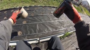 Как за несколько минут проделать отверстия в агроволокне для посадки клубники