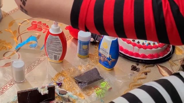 The Squad Decorates Cakes Together In Real Life! смотреть онлайн