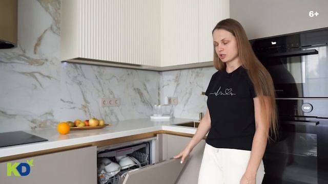 Видеообзор бежевой кухни с золотыми акцентами и дизайнерской вытяжкой смотреть онлайн