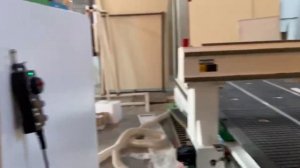 Обучаю оператора стойке SYNTEC на станке Woodtec