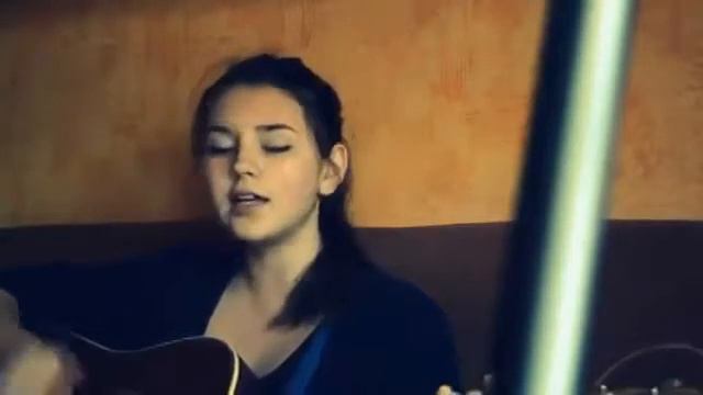 Белые обои,черная посуда -Девушка красиво поет смотреть онлайн