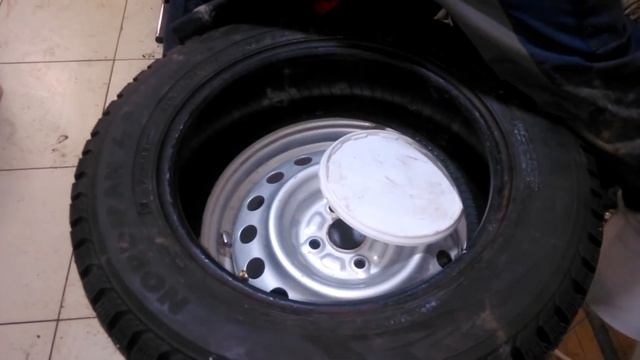Шиномонтаж с закрытыми глазами. А вам слабо? Blindfolded wheels assembly смотреть онлайн