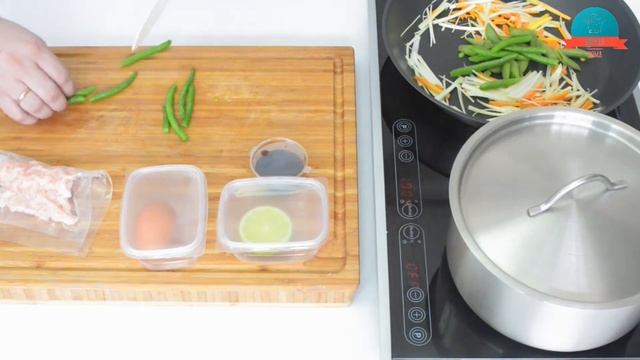 Лапша рисовая с креветками и овощным жульеном смотреть онлайн