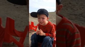 4 летний ребёнок плачет из-за того что улетел пляжный мяч