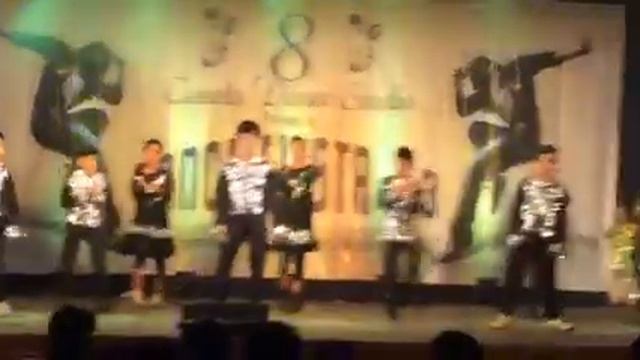 Bollywood dance by Saket along with his 8 counts dance studio team смотреть онлайн