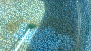 Пылесосим бассейн. Убираем муть и осадок со дна бассейна