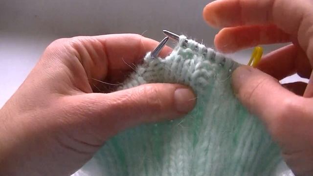 МОДНАЯ ШАПКА-ТЫКОВКА ИЗ ПРЯЖИ ПУХ НОРКИ . смотреть онлайн