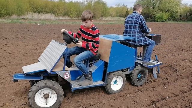 Картошечка 2021. Картофелесажалка с ручной подачей к мини трактору. смотреть онлайн