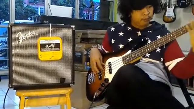 Fender Rumble-15 Bass Combo Amplifier смотреть онлайн