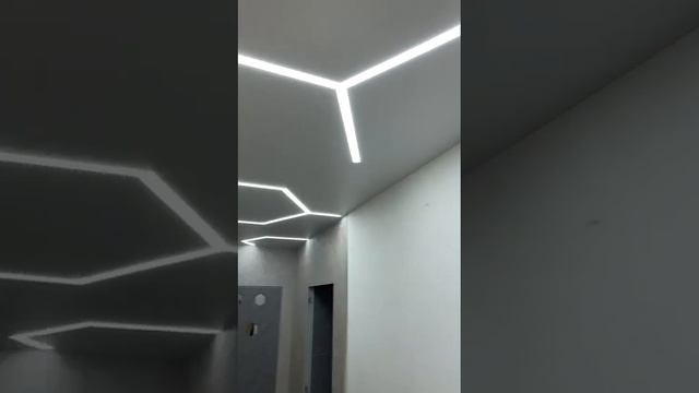 Натяжной потолок с красивой люстрой, световыми линиями и еврокарнизом смотреть онлайн