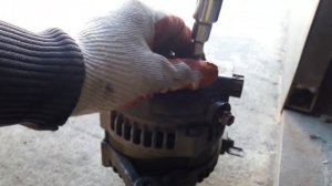 Как добраться до щеток на генераторе у Toyota Corolla 2009г