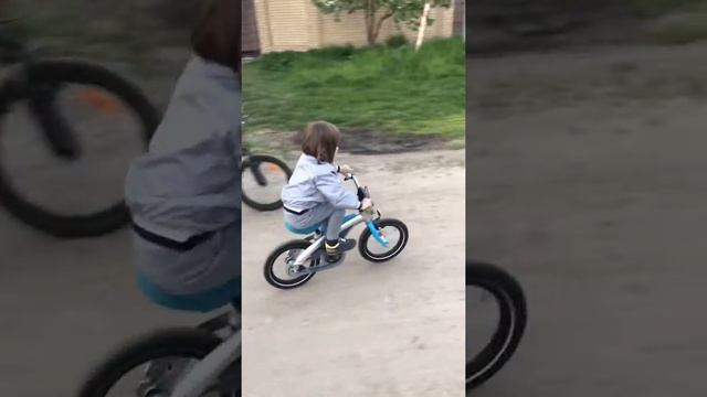 Первый раз сели на двухколёсный велосипед!? смотреть онлайн