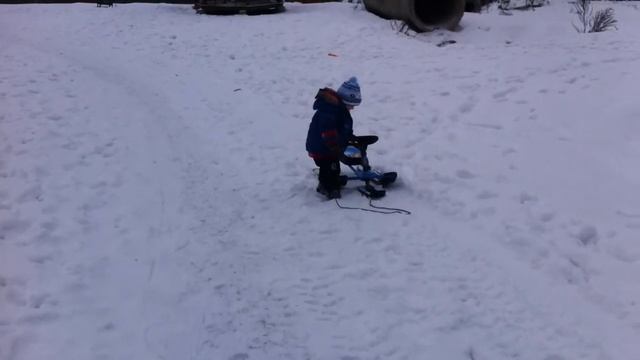 Папа заставляет тащить снегокат. смотреть онлайн