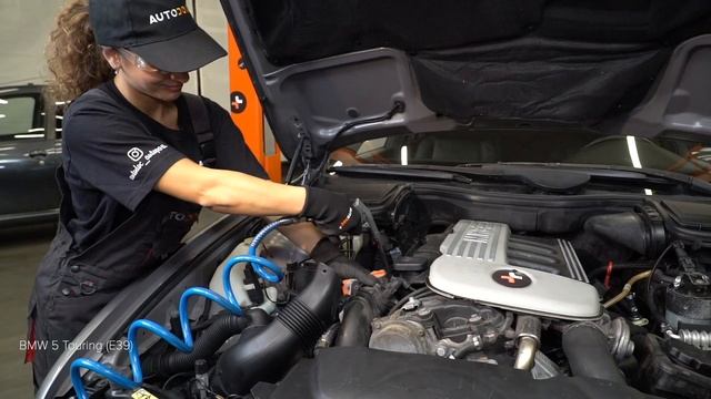 How To Change Air Filter On BMW E39 Touring [TUTORIAL AUTODOC]