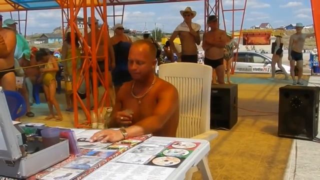 Поёт Сергей Бритоусов, а дед между делом - жжот! смотреть онлайн