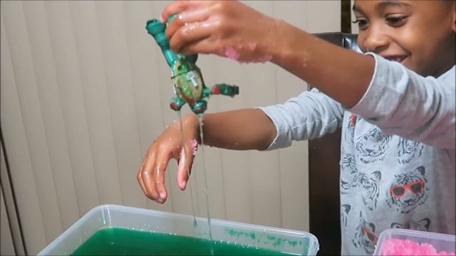 GELLI VS SLIME FUN WITH SURPRISE TOYS!! смотреть онлайн