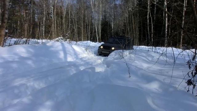 ТАГАЗ ТАГЕР и Mitsubishi Pajero в лесу в Горенках на снежном бездорожье (09.03.2012) смотреть онлайн