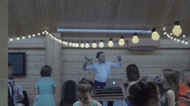 Наш диджей, Александр DJ Sasha Bellini Новиков, поймал букет невесты на свадьбе. смотреть онлайн