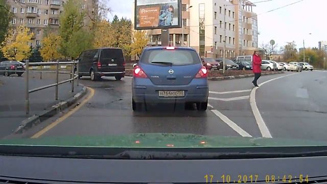 Олень поворачивает с правой полосы налево через поток. смотреть онлайн