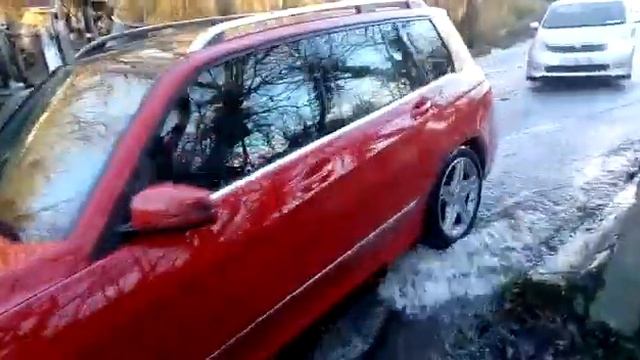 "Миксер" упал на водовод, порыв которого подтопил федеральную трассу в Сочи смотреть онлайн