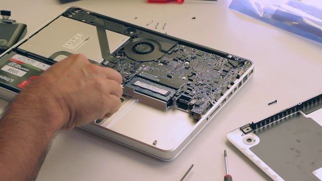 How to replace early 2011 MacBook Pro Battery смотреть онлайн