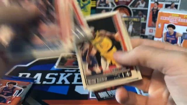 2021-22 Panini Hoops Basketball Box Break Battle - Hobby vs. Retail Blasters! Which Format Wins?? смотреть онлайн