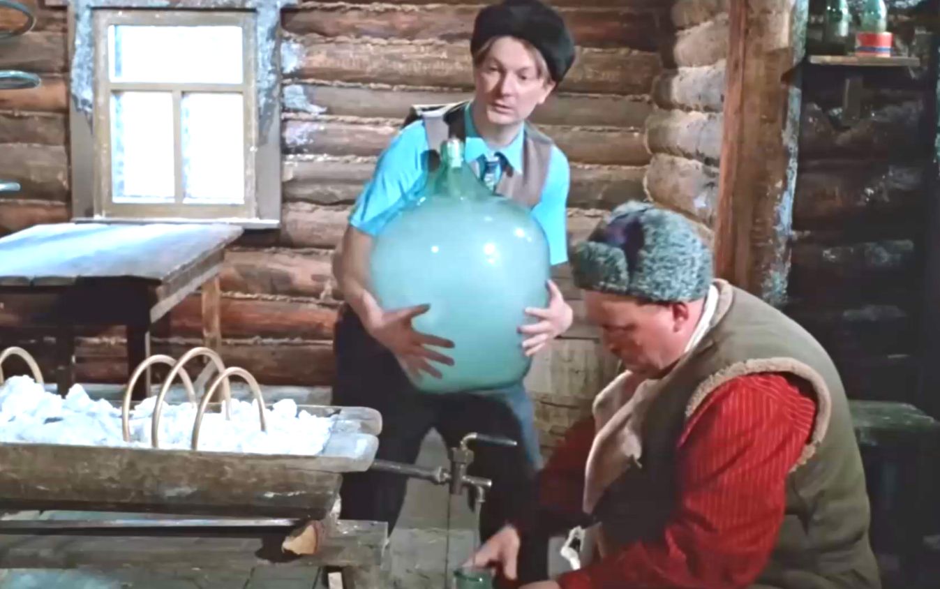 Киношная условность - мутновато-белесый цвет самогона в фильмах смотреть онлайн