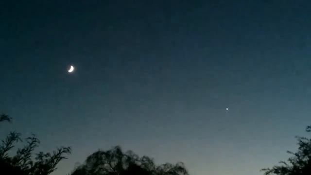 Time lapse,The old moon in the arms of the new one смотреть онлайн